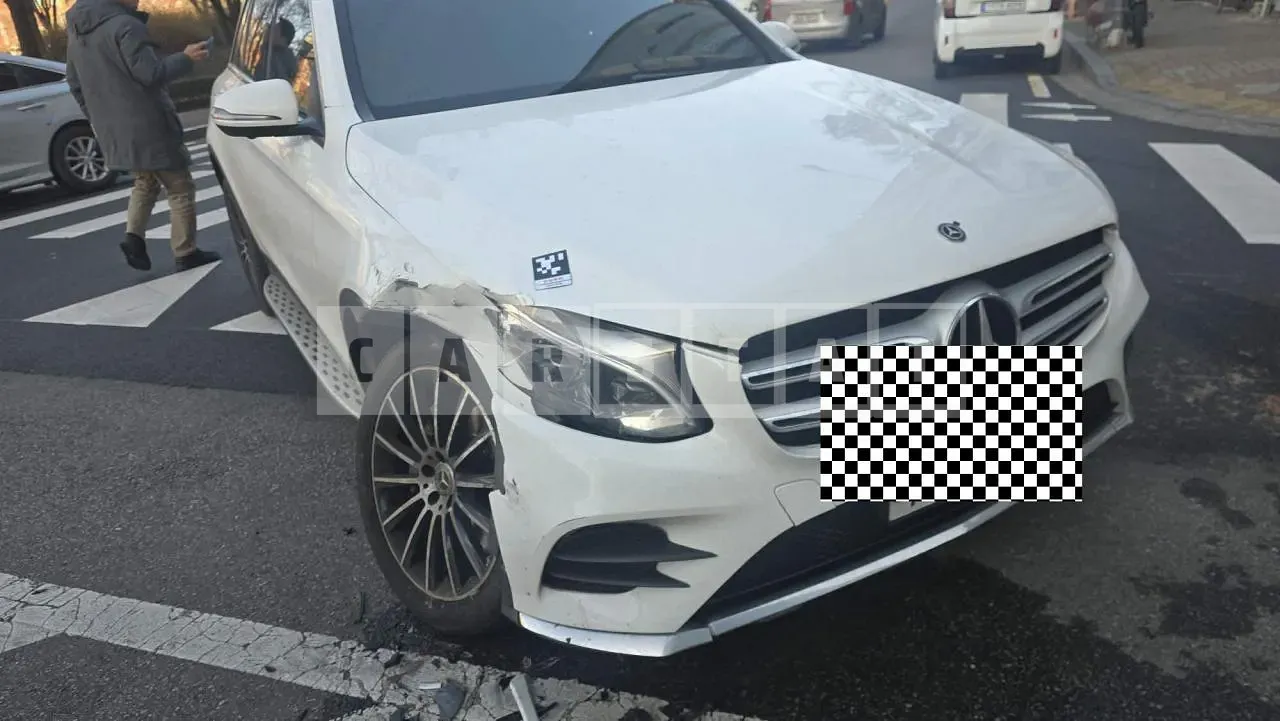 Photo 2 of 9: 2019 Mercedes-Benz GLC300 4Matic, VIN WDC0G4KB3KF642319 — Korean insurance auction