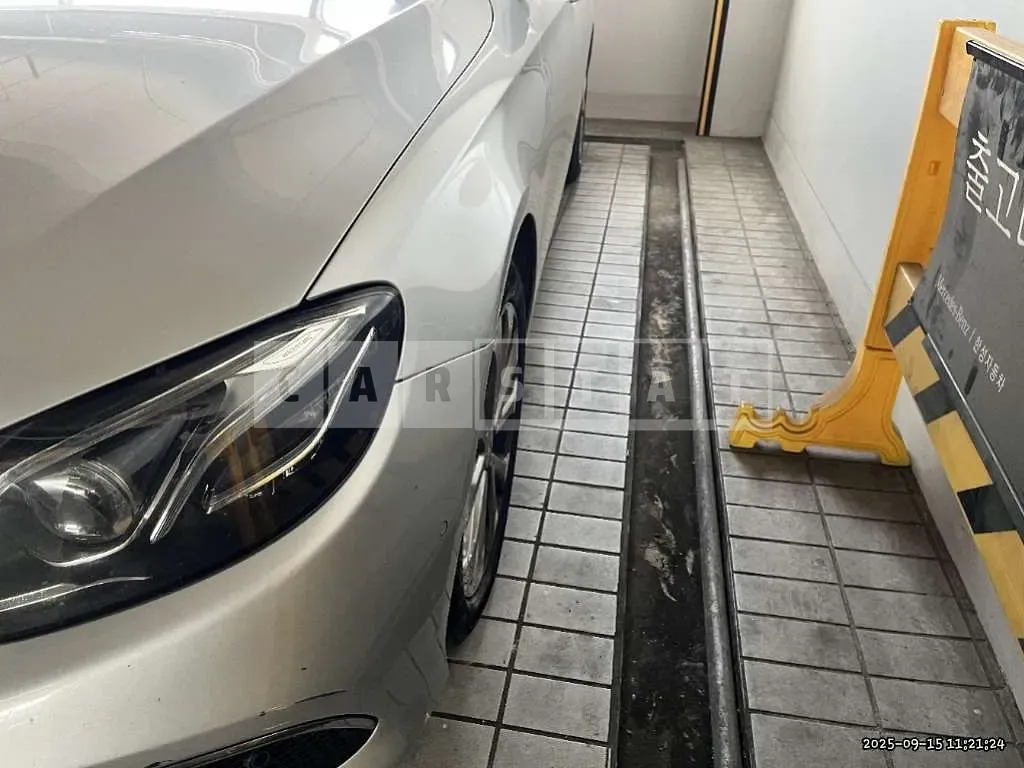 Photo 2 of 11: 2017 Mercedes-Benz E300 4Matic — Korean insurance auction