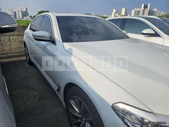 Photo 2 of 19: 2019 BMW 520i Luxury — Korean insurance auction