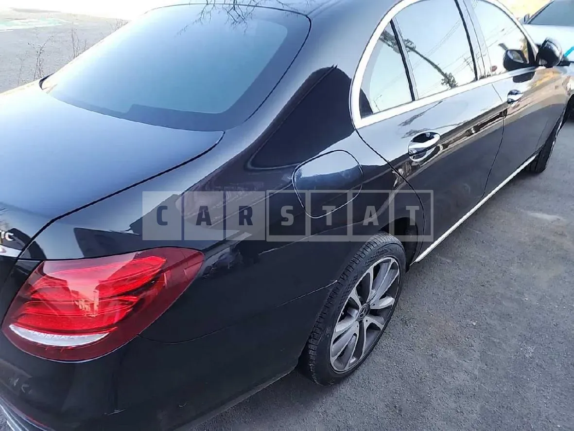 Photo 2 of 4: 2019 Mercedes-Benz E300 4Matic, VIN WDDZF4KB8KA638155 — Korean insurance auction