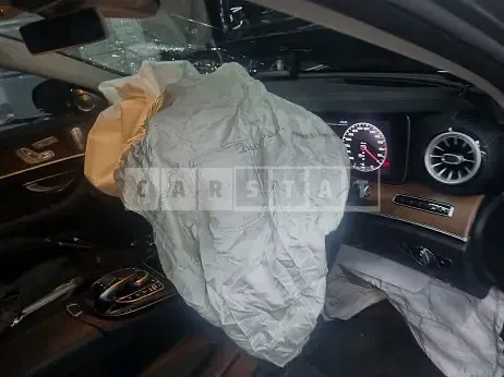 Photo 2 of 9: 2019 Mercedes-Benz E 300 4Matic, VIN WDDZF4KB1KA689870 — Korean insurance auction