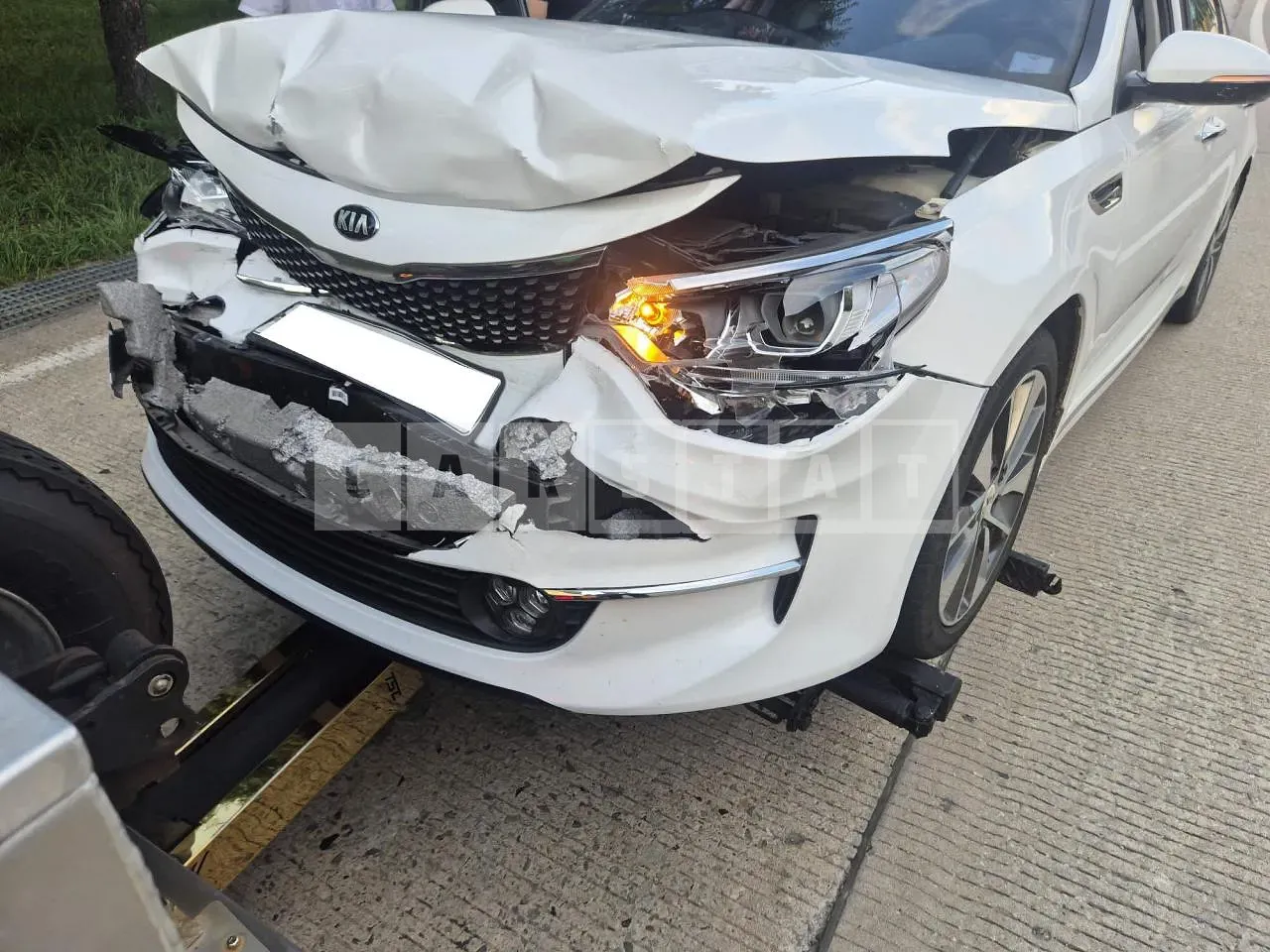Photo 2 of 10: 2017 Kia K5, VIN KNAGS411BJA190366 — Korean insurance auction