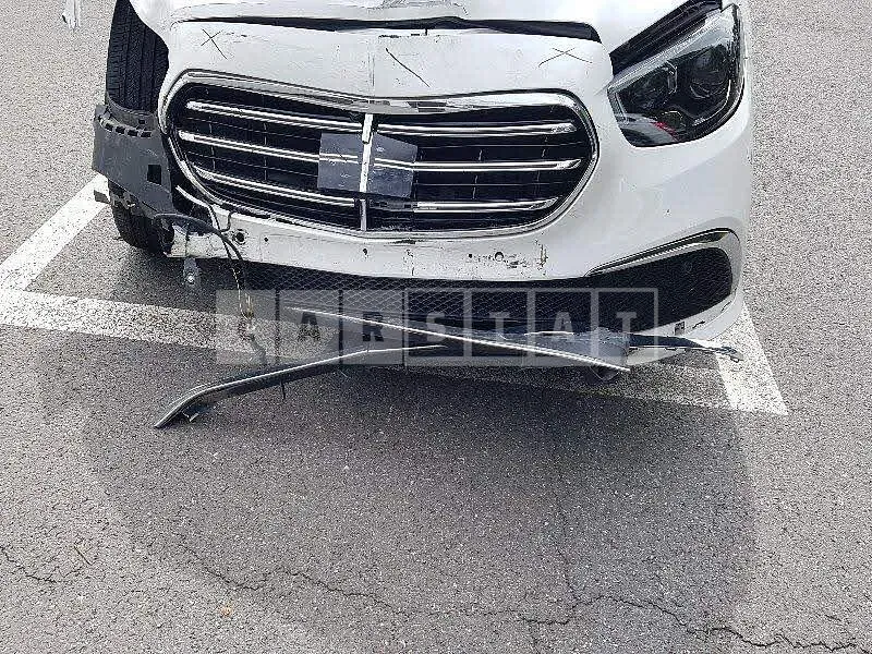 Photo 2 of 48: 2022 Mercedes-Benz E220 d, VIN W1KZF0FB5NB027324 — Korean insurance auction