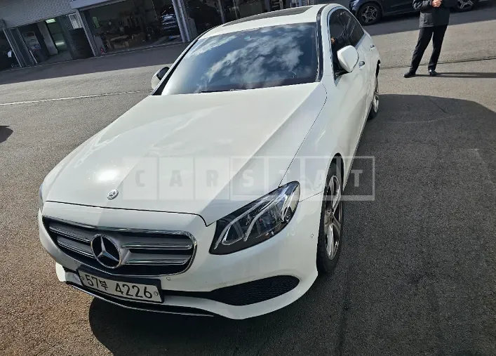 Photo 2 of 31: 2018 Mercedes-Benz E 200 — Korean insurance auction