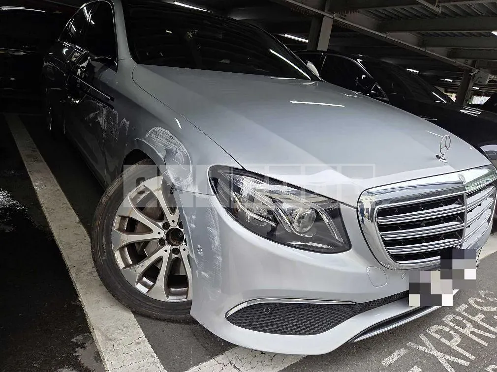 Photo 2 of 29: 2017 Mercedes-Benz E300 — Korean insurance auction