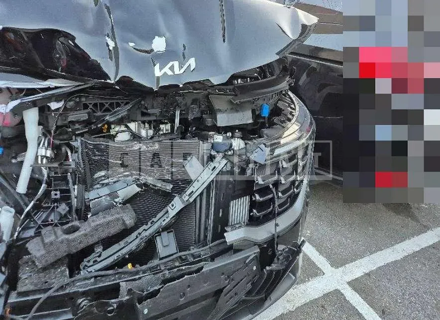 Photo 2 of 18: 2024 Kia Carnival — Korean insurance auction