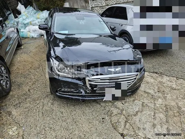 Photo 2 of 18: 2015 Genesis 3.3 — Korean insurance auction