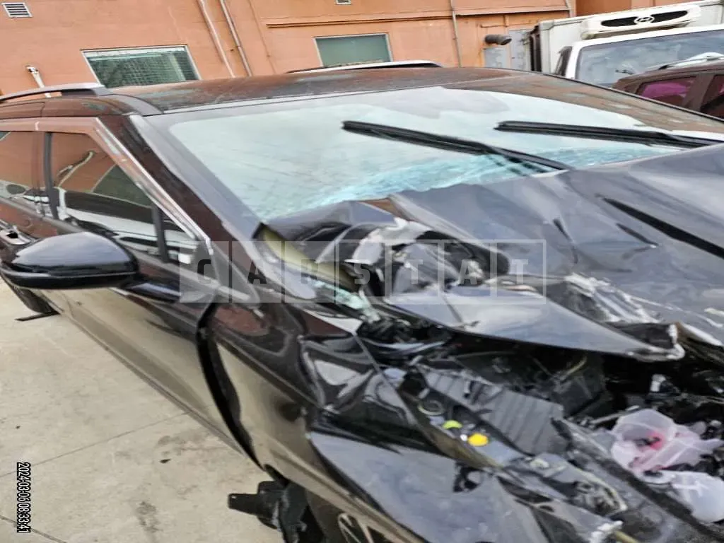 Photo 2 of 17: 2023 Kia Carnival, VIN KNANC81BBPS364643 — Korean insurance auction