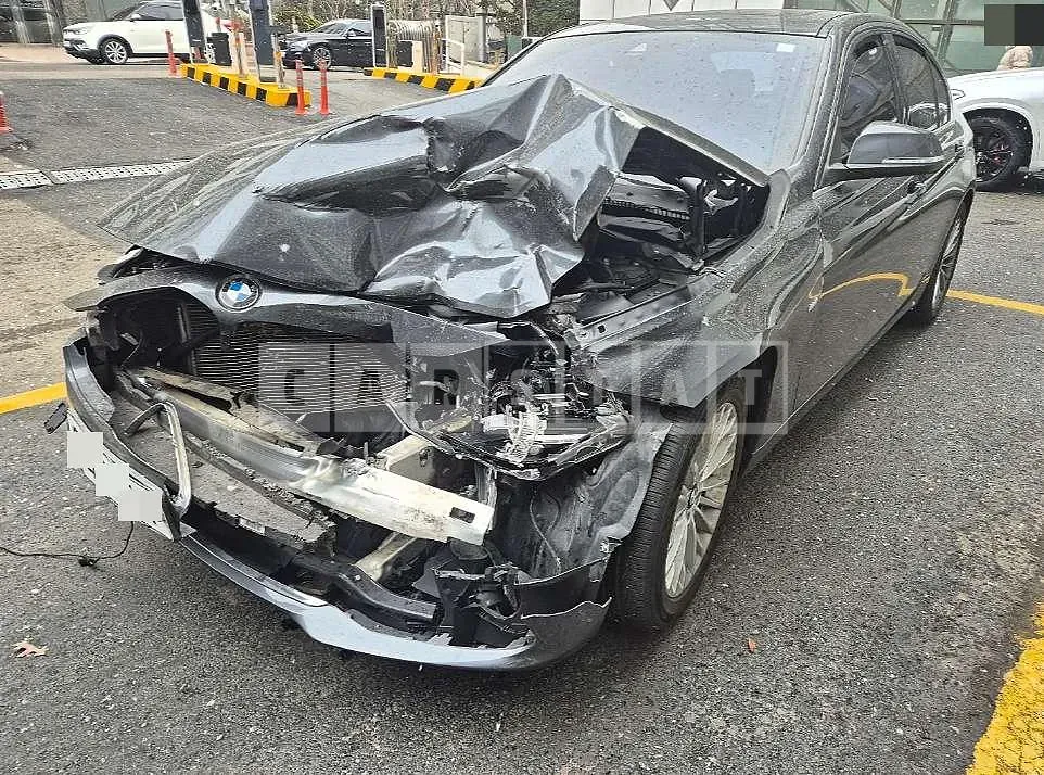 Photo 2 of 10: 2015 BMW 320i — Korean insurance auction