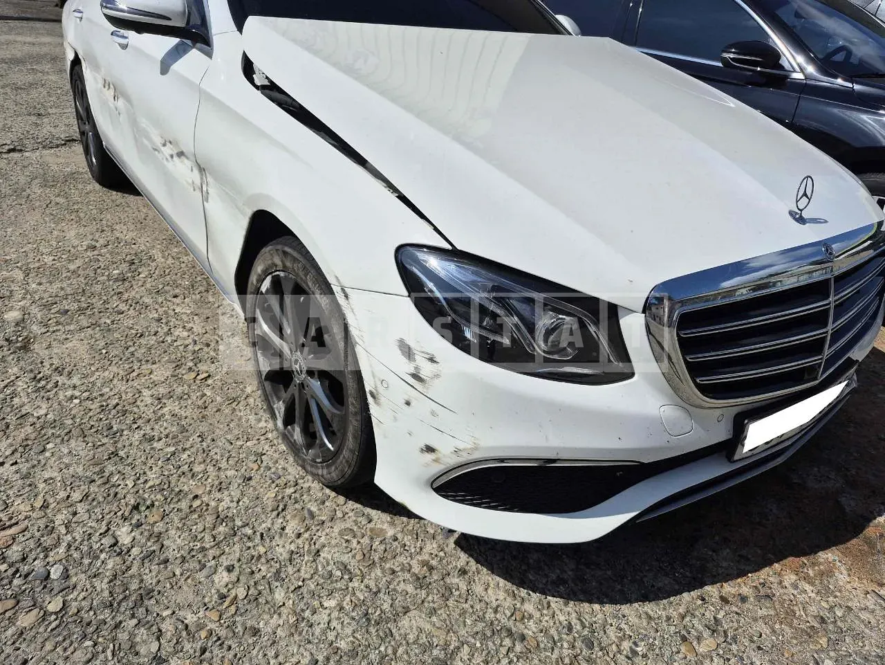Photo 2 of 17: 2018 Mercedes-Benz E300 4Matic, VIN WDDZF4KB6JA378644 — Korean insurance auction