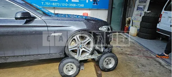Photo 2 of 31: 2015 BMW 520d, VIN WBA5E5103FD674144 — Korean insurance auction