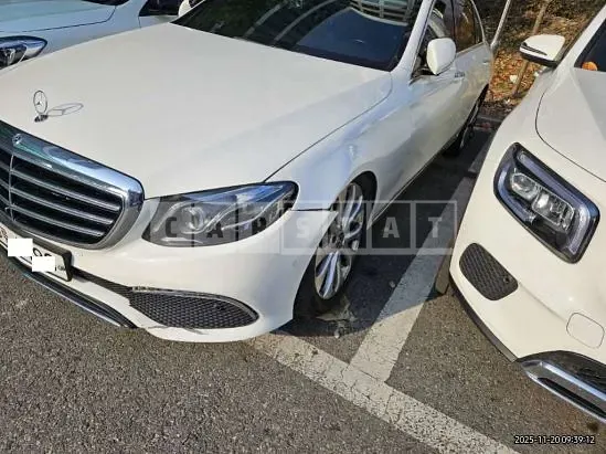 Photo 2 of 12: 2018 Mercedes-Benz E 300 4Matic, VIN WDDZF4KB1JA335748 — Korean insurance auction