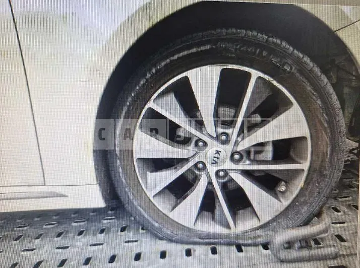 Photo 2 of 3: 2017 Kia K5 — Korean insurance auction
