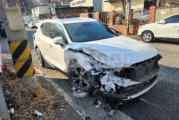 Photo 2 of 6: 2021 Volvo XC40 B4 AWD, VIN YV1XZK92CM2599013 — Korean insurance auction