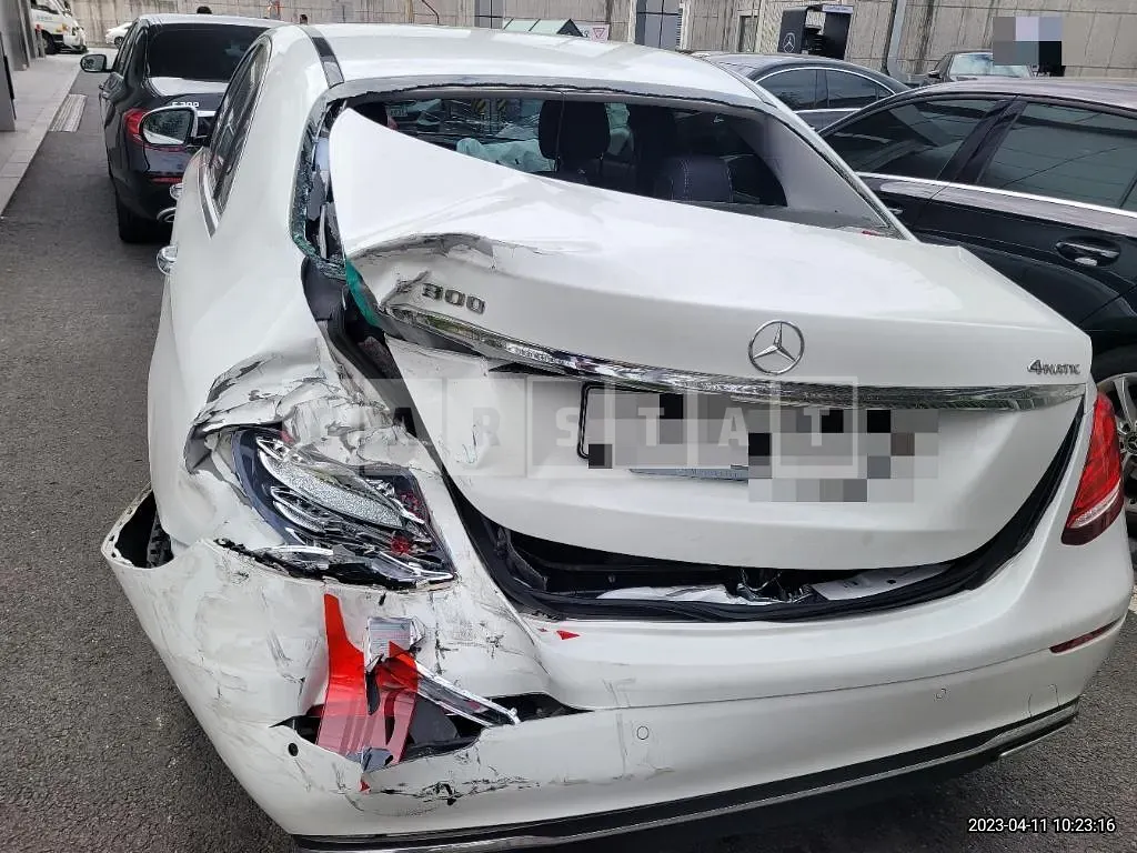 Photo 2 of 18: 2019 Mercedes-Benz E300 4Matic, VIN WDDZF4KB3KA609159 — Korean insurance auction