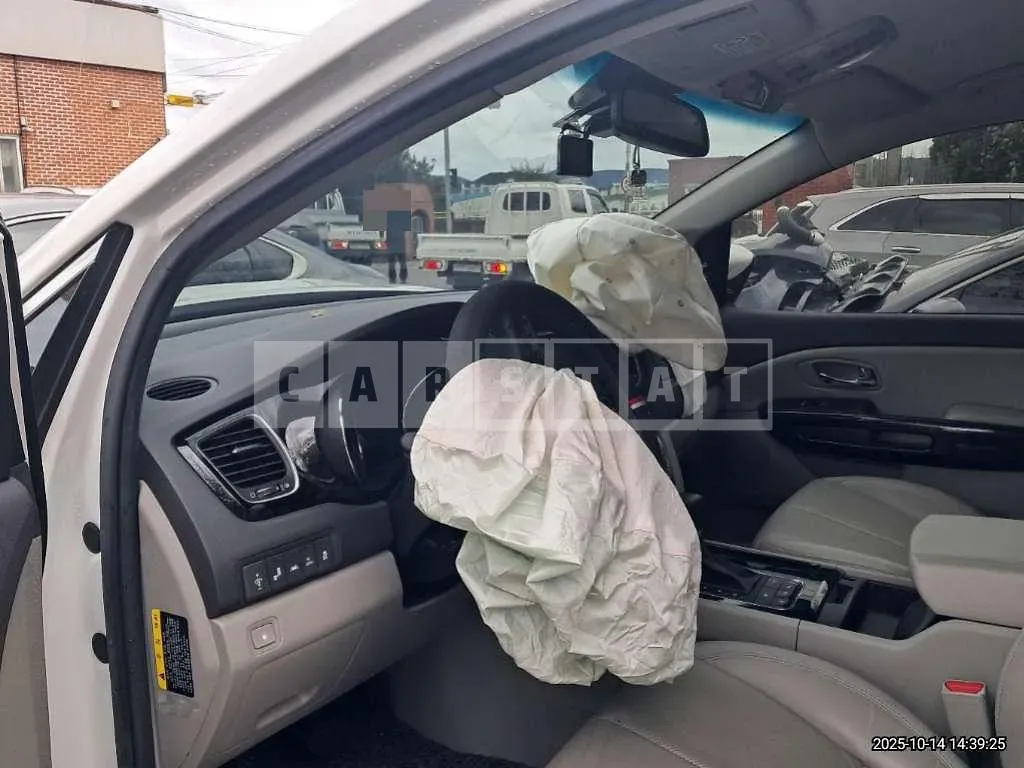 Photo 2 of 8: 2017 Kia Carnivals — Korean insurance auction