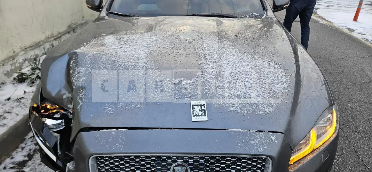 Photo 2 of 11: 2017 Jaguar XJ 3.0d, VIN SAJAA2294HNW04692 — Korean insurance auction
