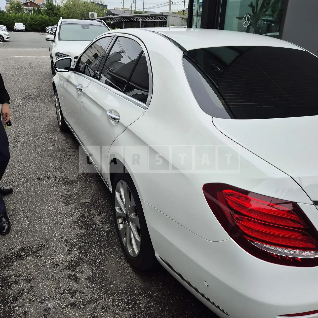 Photo 2 of 17: 2020 Mercedes-Benz E300 4Matic, VIN W1KZF4KB5LA807369 — Korean insurance auction