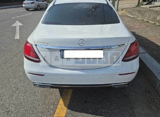 Photo 2 of 23: 2017 Mercedes-Benz E220d — Korean insurance auction