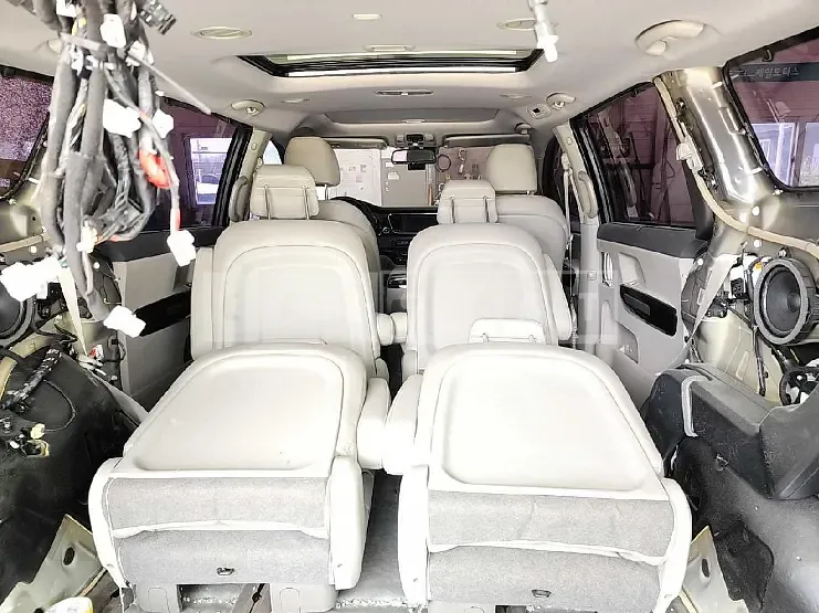 Photo 2 of 19: 2018 Kia Carnival, VIN KNAME81ABJS401912 — Korean insurance auction