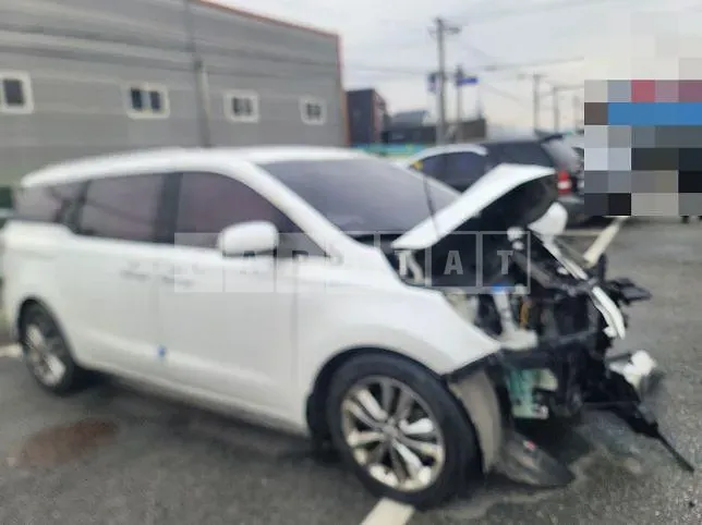 Photo 2 of 19: 2017 Kia Carnivals, VIN KNAMC81ABHS314705 — Korean insurance auction
