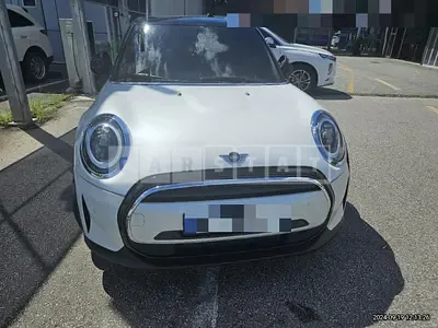 Photo 1 of 32: 2024 MINI 미니 Cooper Five-Door — Korean insurance auction