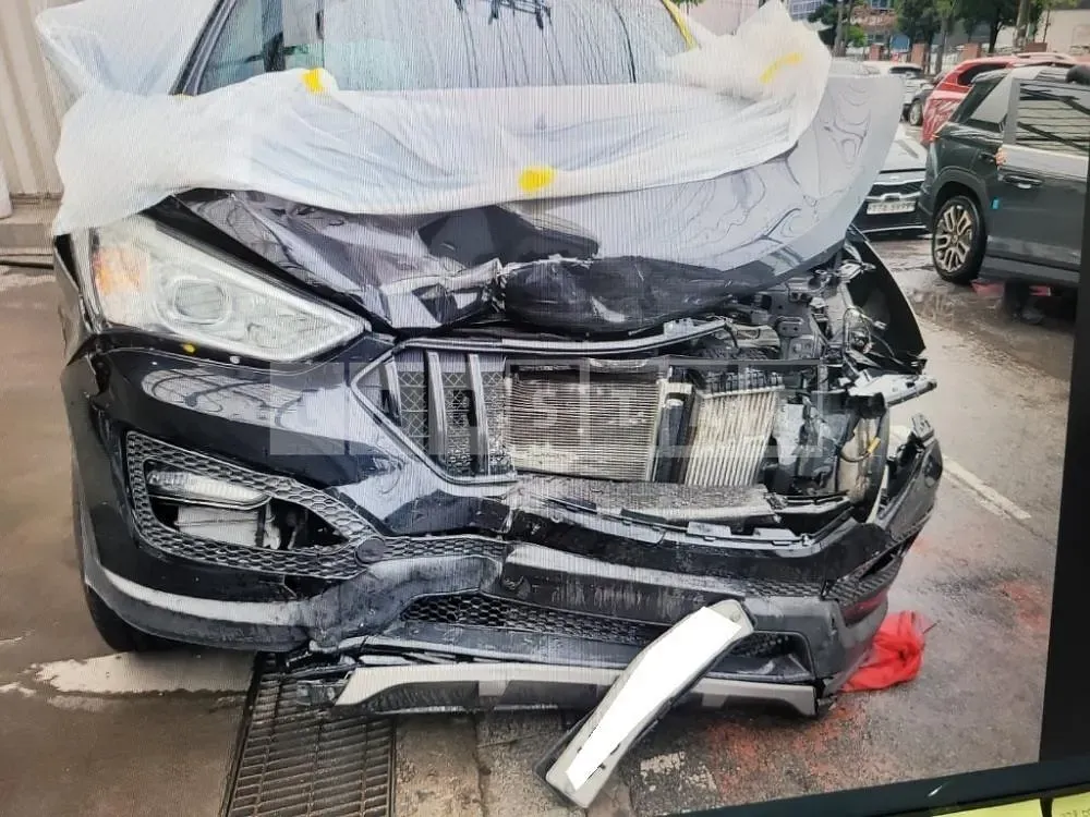 Photo 2 of 38: 2015 Hyundai Santa Fe, VIN KMHSW81XBFU466607 — Korean insurance auction