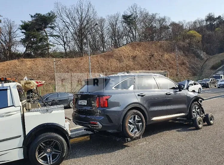 Photo 2 of 23: 2021 Kia Sorento, VIN KNARK81GBMA037045 — Korean insurance auction