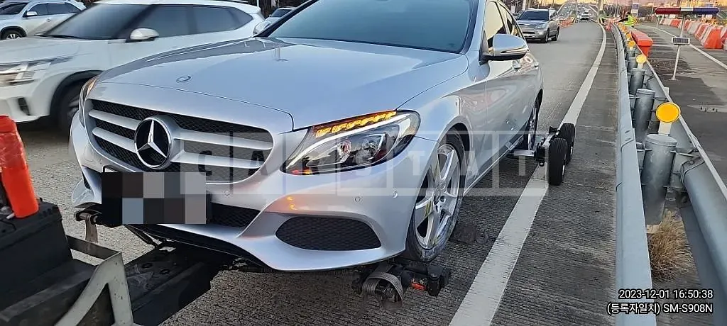Photo 2 of 22: 2016 Mercedes-Benz C200 d, VIN WDDWF3HB9GF244615 — Korean insurance auction