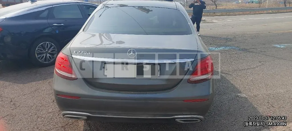 Photo 2 of 5: 2016 Mercedes-Benz E220 d, VIN WDDZF0EB7HA065147 — Korean insurance auction