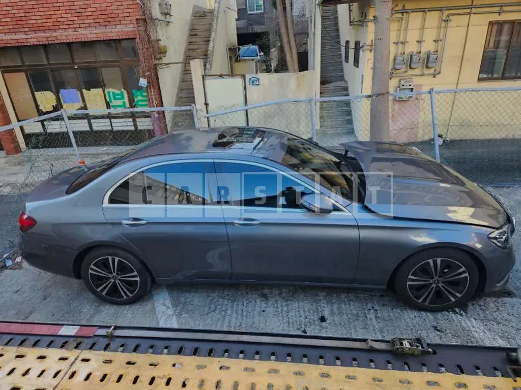 Photo 2 of 6: 2021 Mercedes-Benz E250, VIN W1KZF4FB2MA956821 — Korean insurance auction