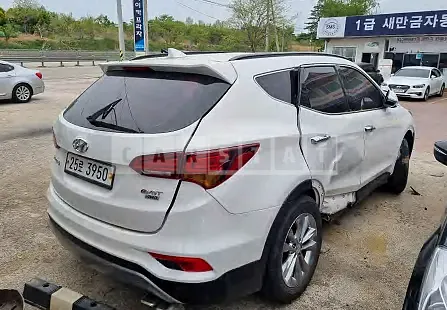 Photo 2 of 7: 2016 Hyundai Santa Fe, VIN KMHSW81UDGU620016 — Korean insurance auction