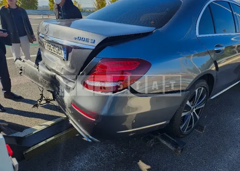 Photo 2 of 2: 2020 Mercedes-Benz E300e 4Matic, VIN W1KZF5EB0LA837557 — Korean insurance auction