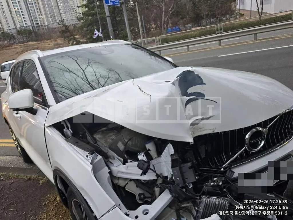 Photo 2 of 5: 2020 Volvo XC40T4 AWD — Korean insurance auction
