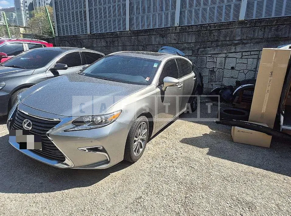 Photo 2 of 16: 2015 Lexus ES300h — Korean insurance auction
