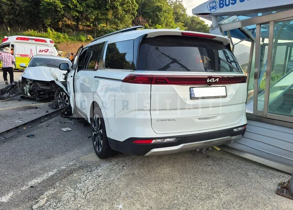 Photo 2 of 15: 2023 Kia Carnival, VIN KNANC813BPS326868 — Korean insurance auction