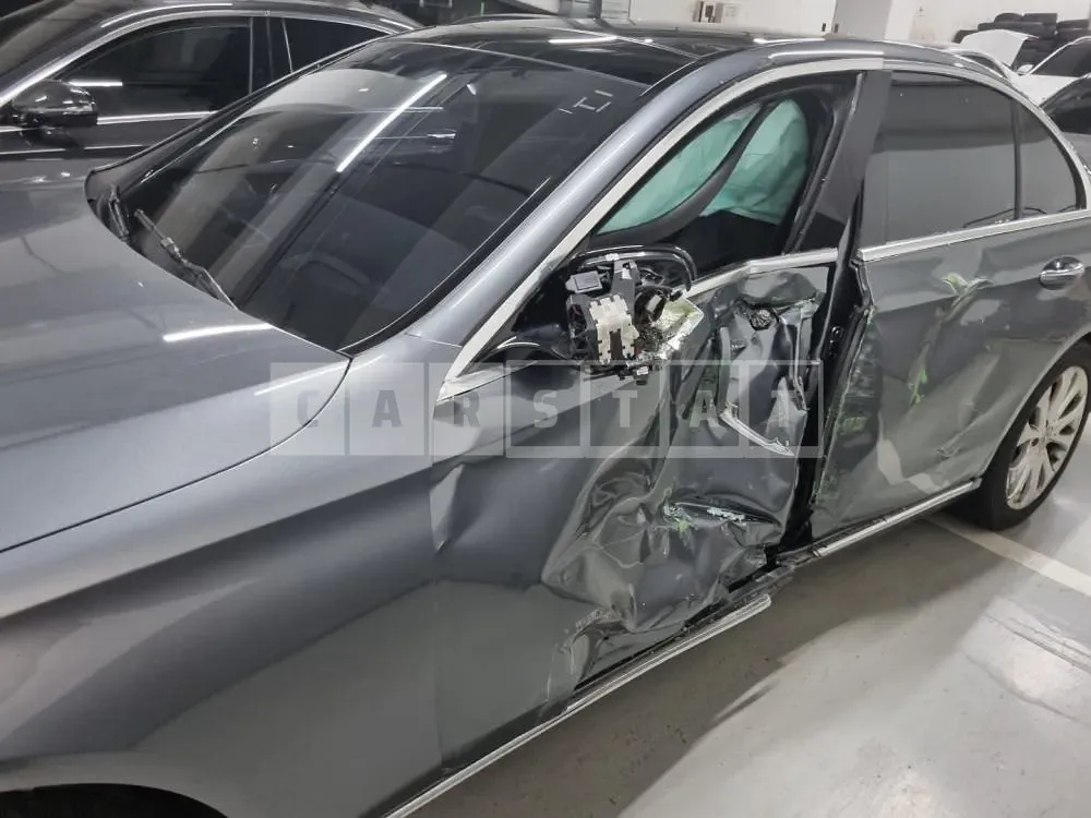 Photo 2 of 10: 2019 Mercedes-Benz E300, VIN WDDZF4JB0KA615261 — Korean insurance auction