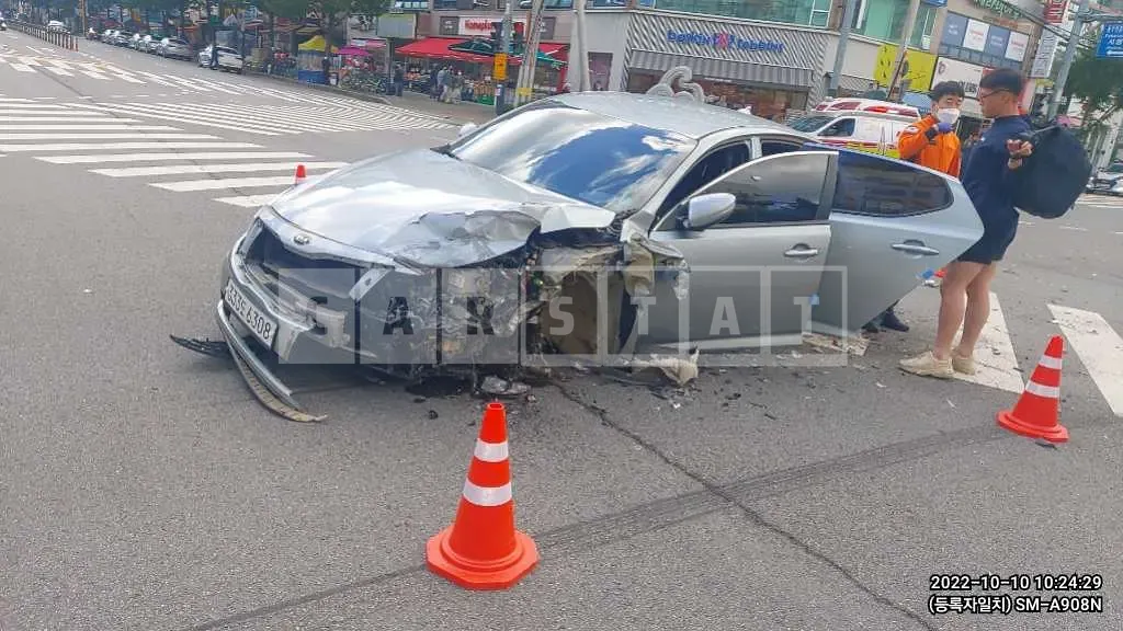 Photo 2 of 5: 2015 Kia K5, VIN KNAGN41CBFA089620 — Korean insurance auction