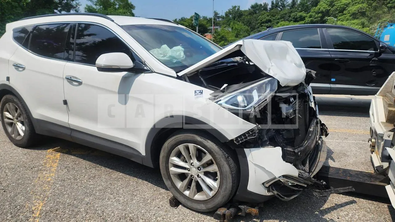 Photo 2 of 6: 2015 Hyundai Santa Fe, VIN KMHSW81XBGU592946 — Korean insurance auction