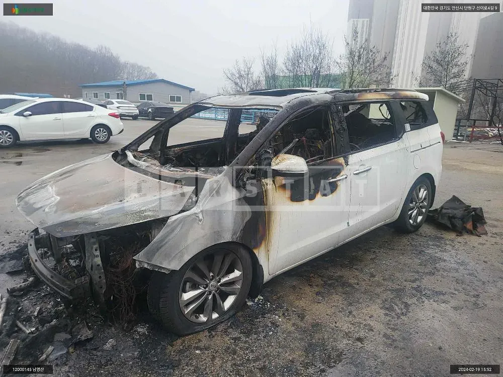 Photo 2 of 10: 2017 Kia Carnival, VIN KNAMC81ABJS403494 — Korean insurance auction