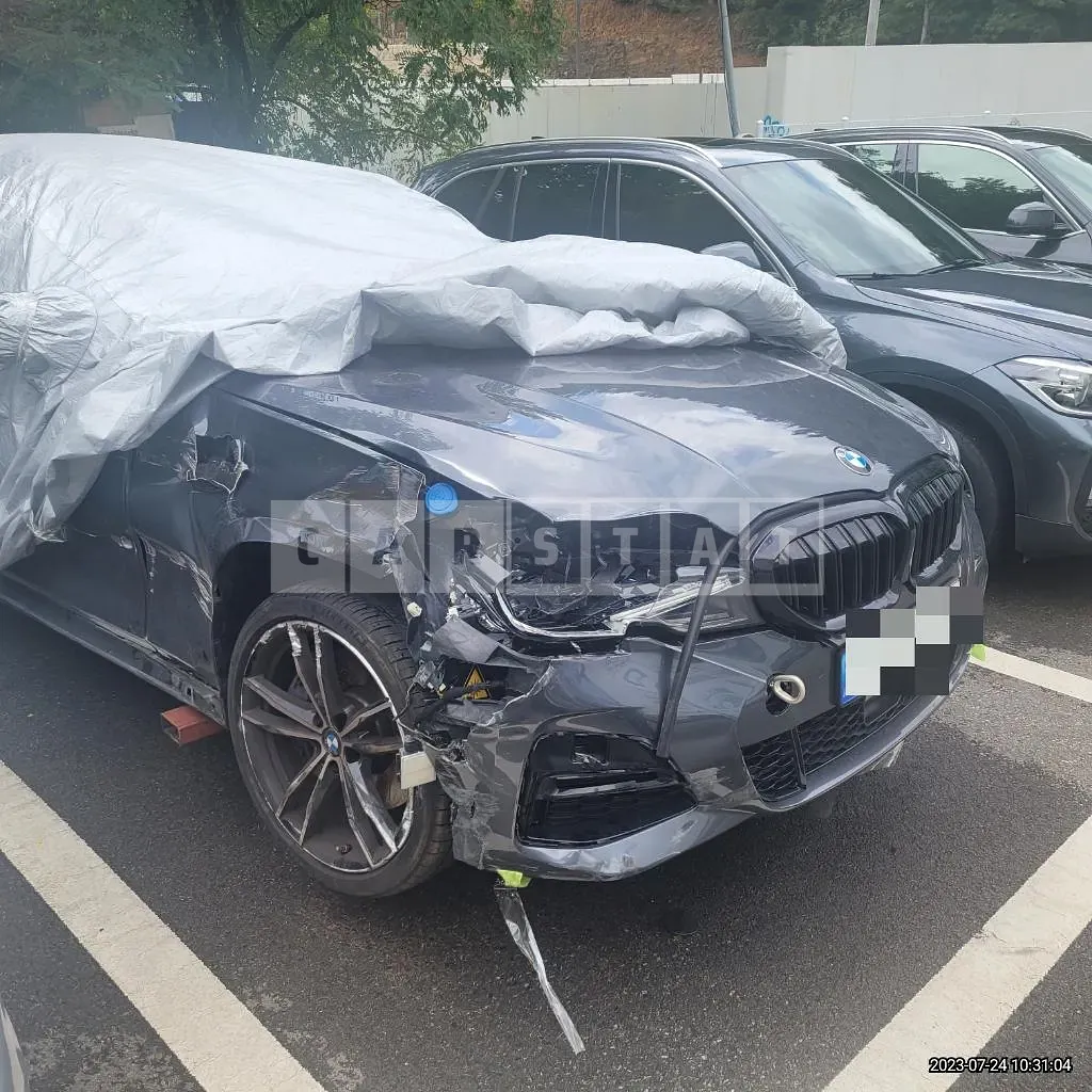 Photo 2 of 18: 2022 BMW 320i Touring, VIN WBA11ED09NFM98449 — Korean insurance auction