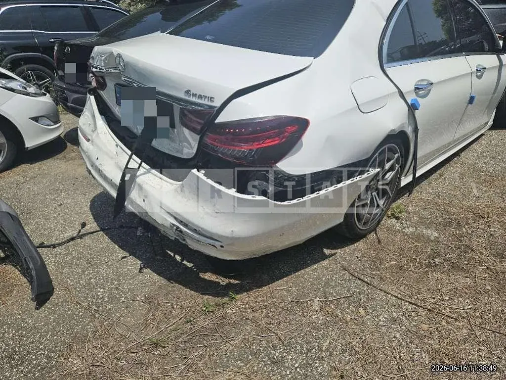 Photo 2 of 21: 2023 Mercedes-Benz E220 d 4Matic — Korean insurance auction