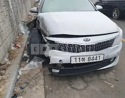 Photo 1 of 2: 2016 Kia K5, VIN KNAGX411BGA061836 — Korean insurance auction