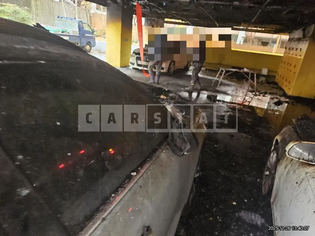 Photo 2 of 18: 2024 Volvo XC40B4 AWD — Korean insurance auction