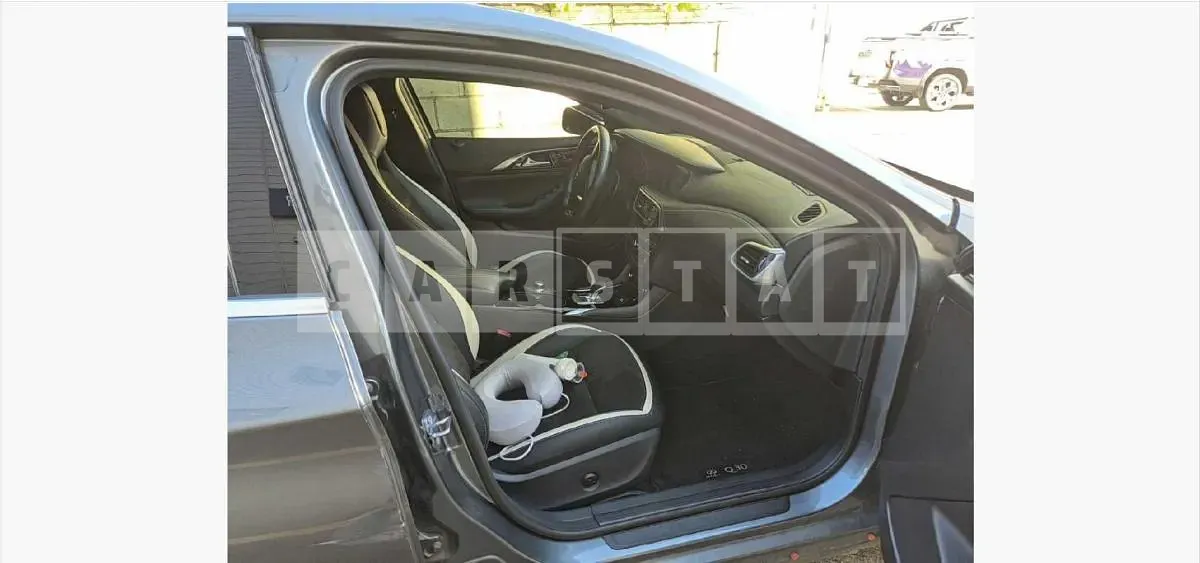 Photo 2 of 37: 2018 Infiniti Q30 — Korean insurance auction