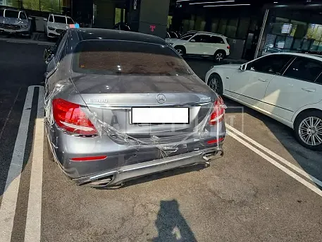 Photo 2 of 8: 2017 Mercedes-Benz E 300 4Matic, VIN WDDZF4KB3HA090462 — Korean insurance auction