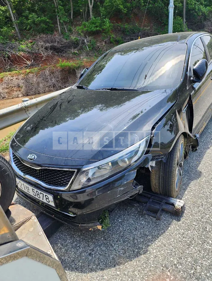 Photo 2 of 17: 2015 Kia K5, VIN KNAGM419BFA617786 — Korean insurance auction