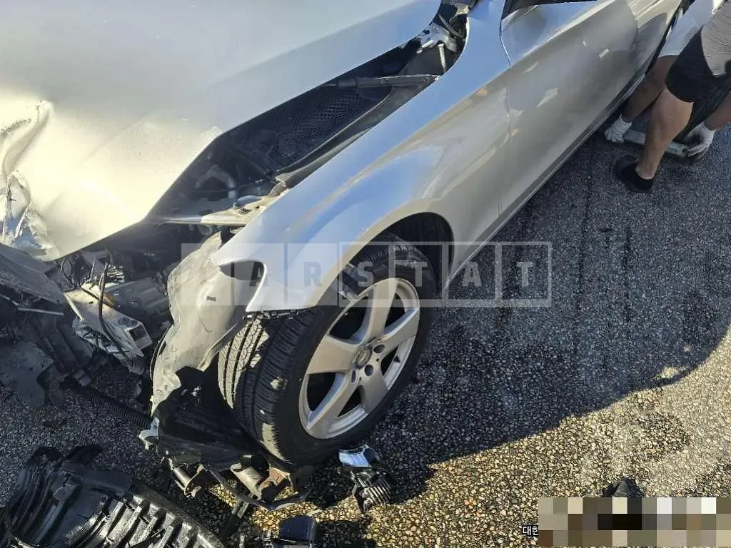 Photo 2 of 11: 2016 Mercedes-Benz C200 d — Korean insurance auction