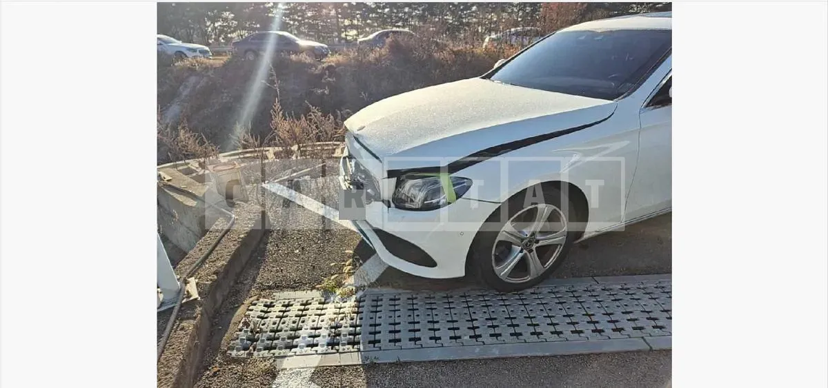 Photo 2 of 37: 2017 Mercedes-Benz E220 d 4Matic — Korean insurance auction
