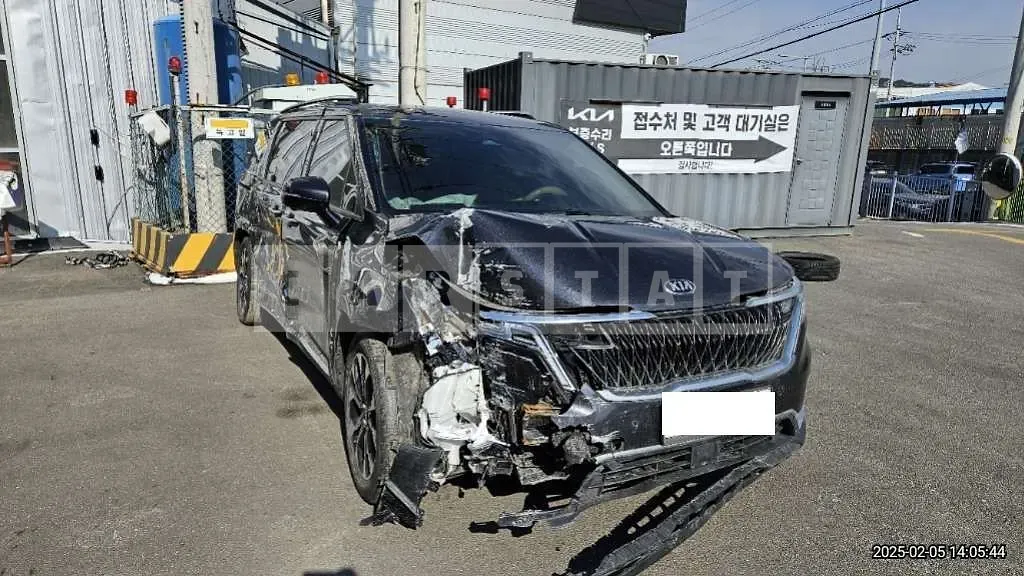 Photo 2 of 26: 2021 Kia Carnival, VIN KNANE81BBMS021917 — Korean insurance auction